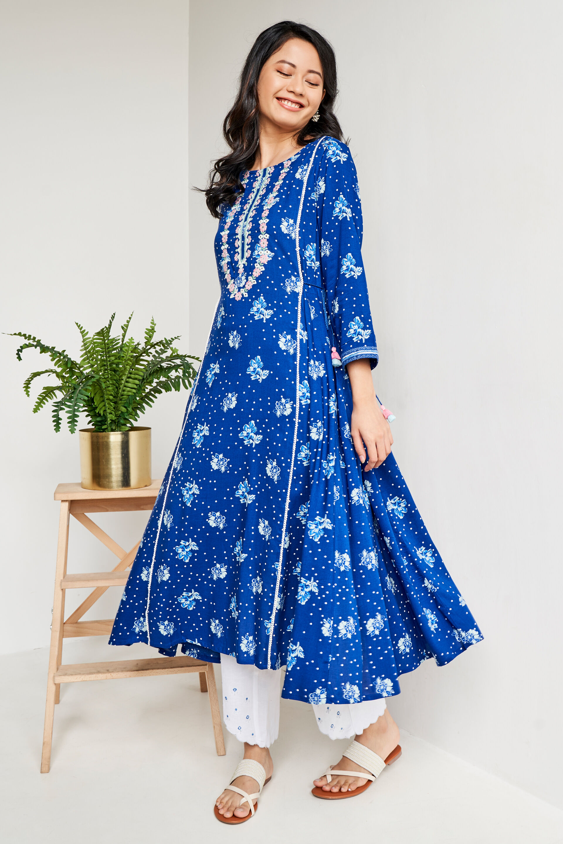 globaldesi Ink Blue Floral Embroidered Kurta (M) in Meerut at best price by  Laxmi Collection - Justdial